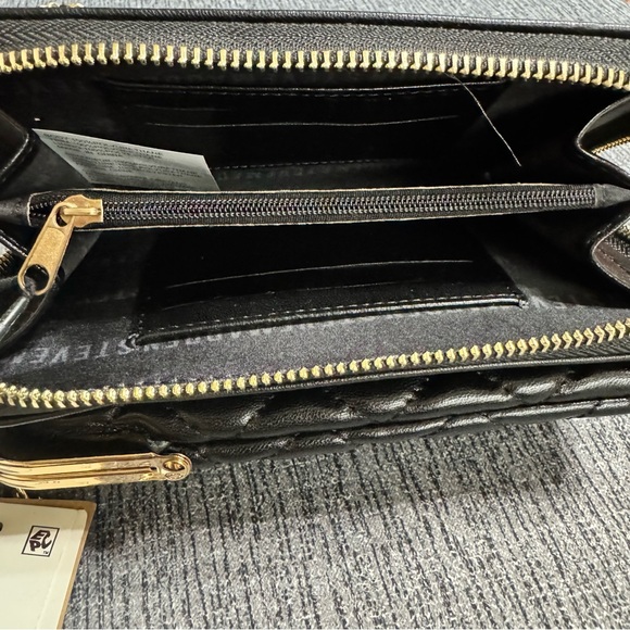 Steve Madden Quilted Cell Phone Crossbody Pouch With A Gold Chain - Picture 7 of 15